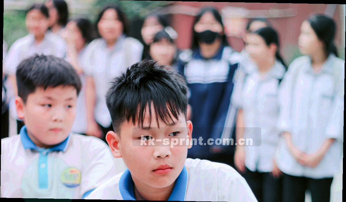 战术板线条串联关键事件节点，橙色节点标记比分变化